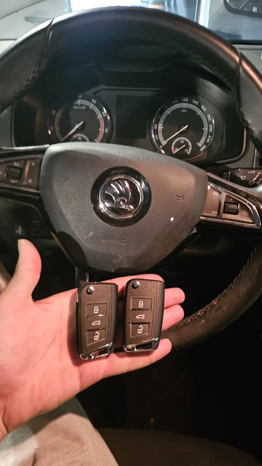 שכפול שלט קיפול לרכב Skoda Octavia